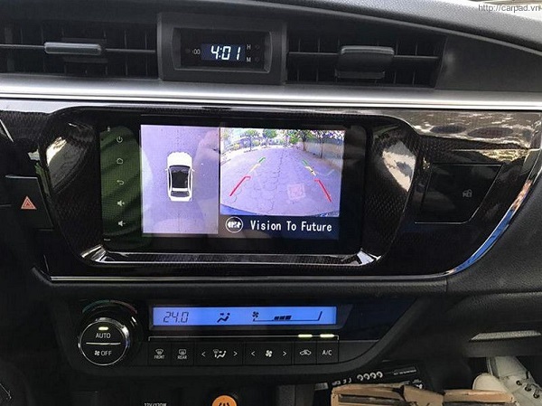 Camera 360 cho ô tô đang hiển thị hình ảnh trên màn hình DVD khi xe lùi